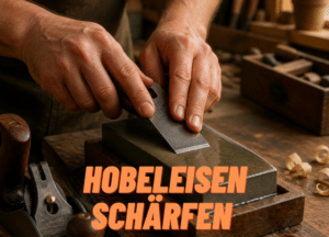 Hobeleisen wird auf einem Wasserstein geschärft